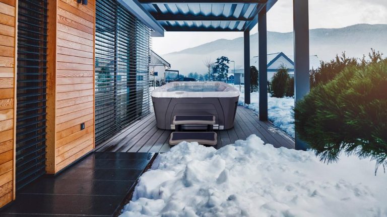 Read more about the article WHAT TO DO IF YOUR HOT TUB IS LEAKING